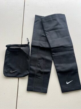Nike Golf Hypervis Therma-Fit sleeves in a unisex medium/large size.
